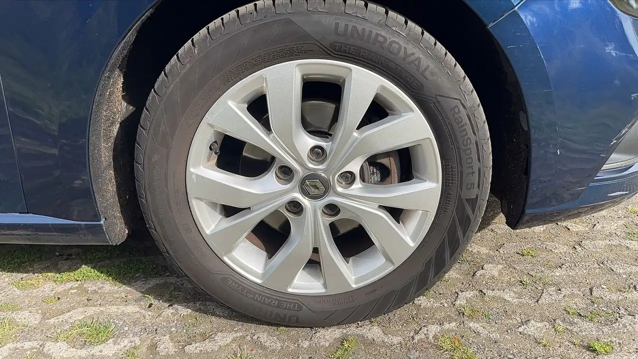 Renault Megane Citadine 5 portes — photo 17
