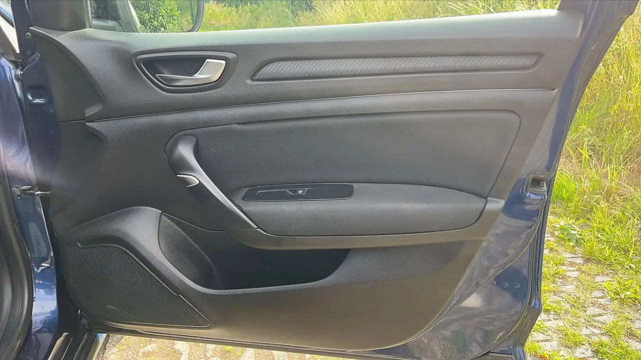 Renault Megane Citadine 5 portes — photo 23