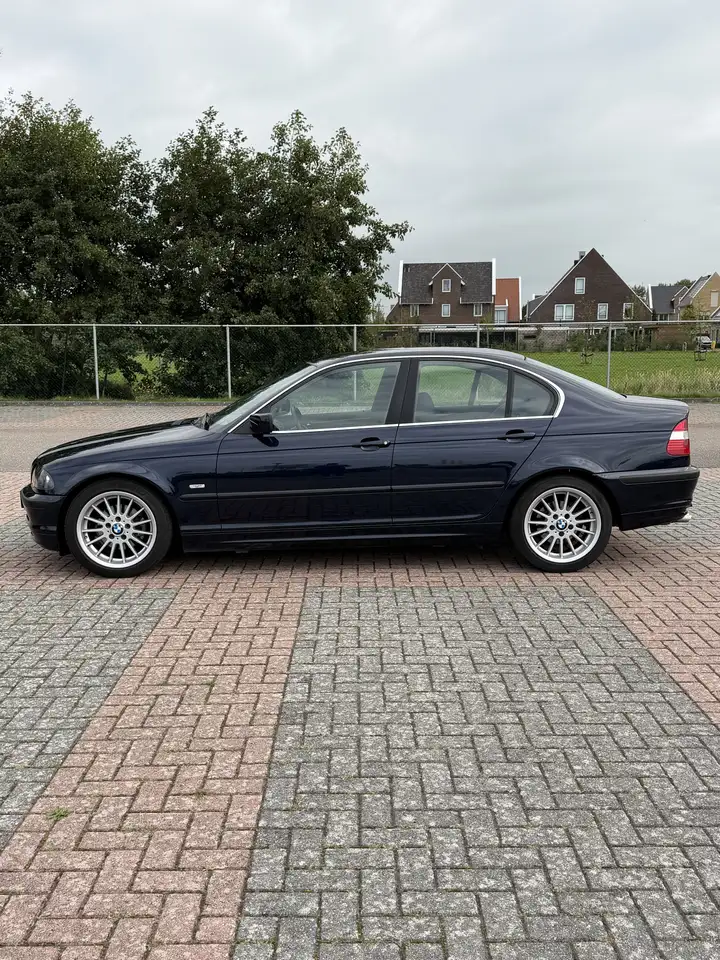 BMW 330 323i Executive, foto 2