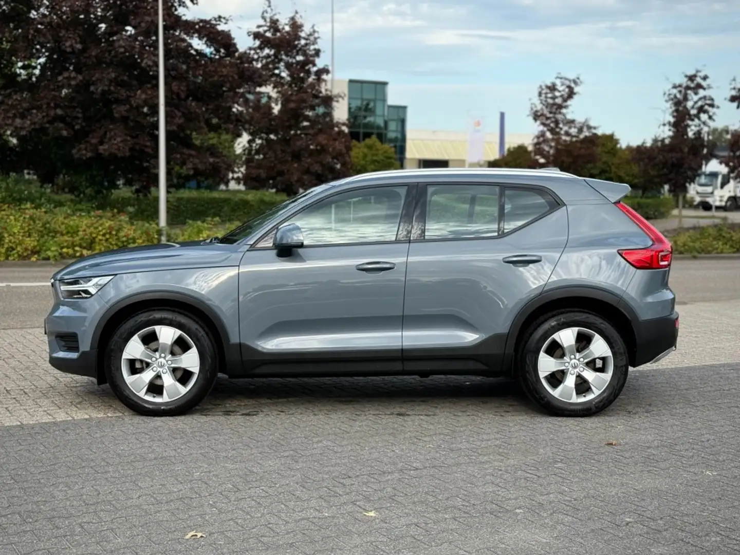 Volvo XC40 1.5 T2 MOMENTUM TREKHAAK LED STOEL/STUUR VERW. ADD Grijs - 2