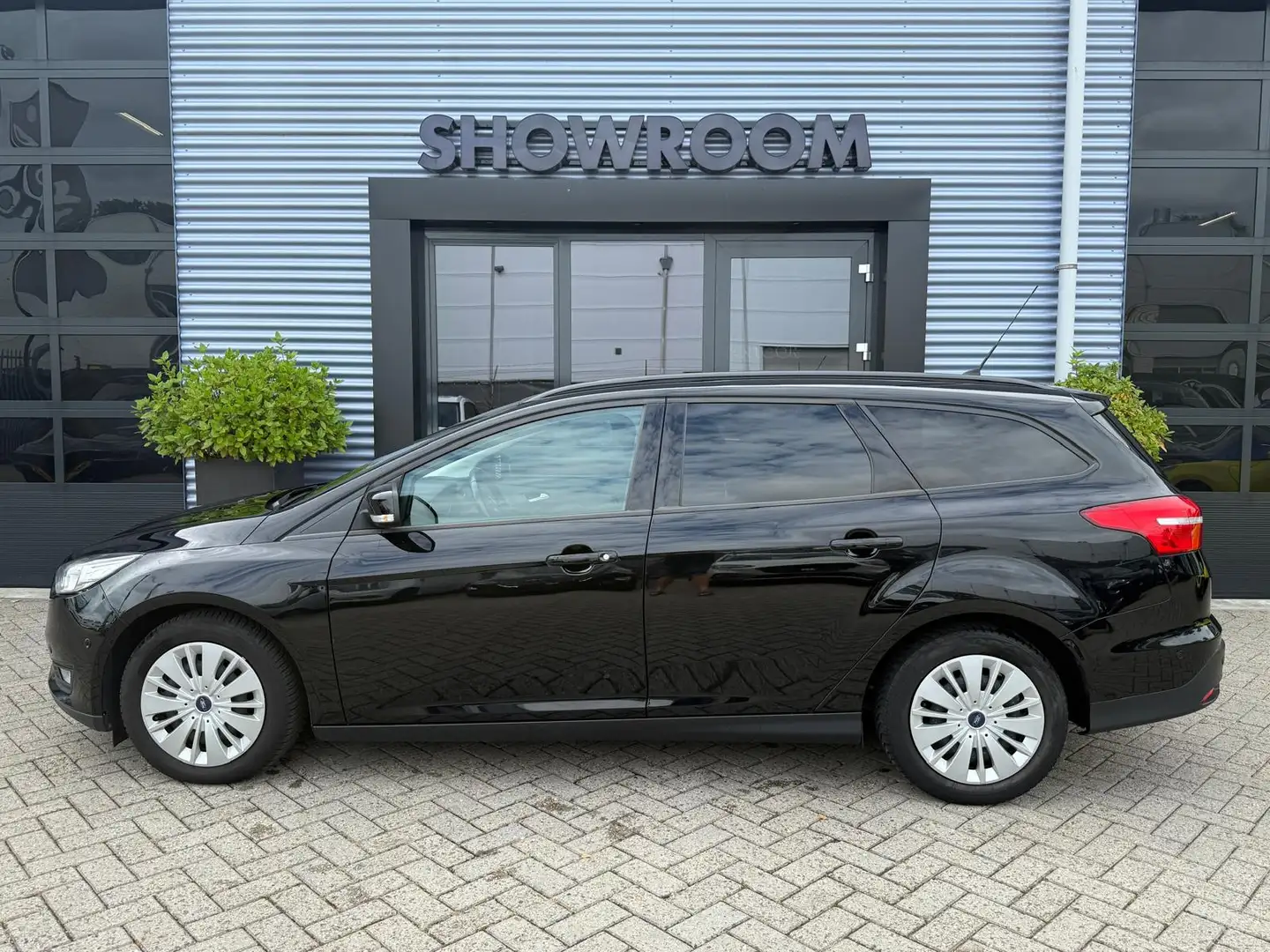 Ford Focus Wagon 1.0 Trend Automaat|Cruise|Navi|Trekhaak|Stoe Zwart - 2