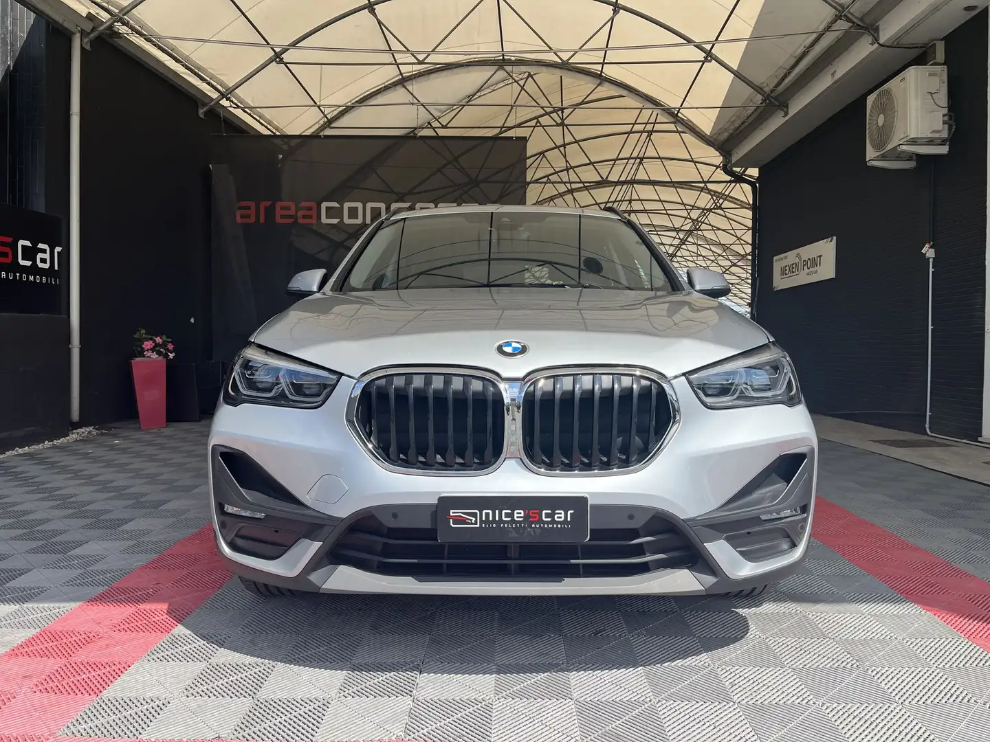 BMW X1 sDrive18d Advantage Grau - 2