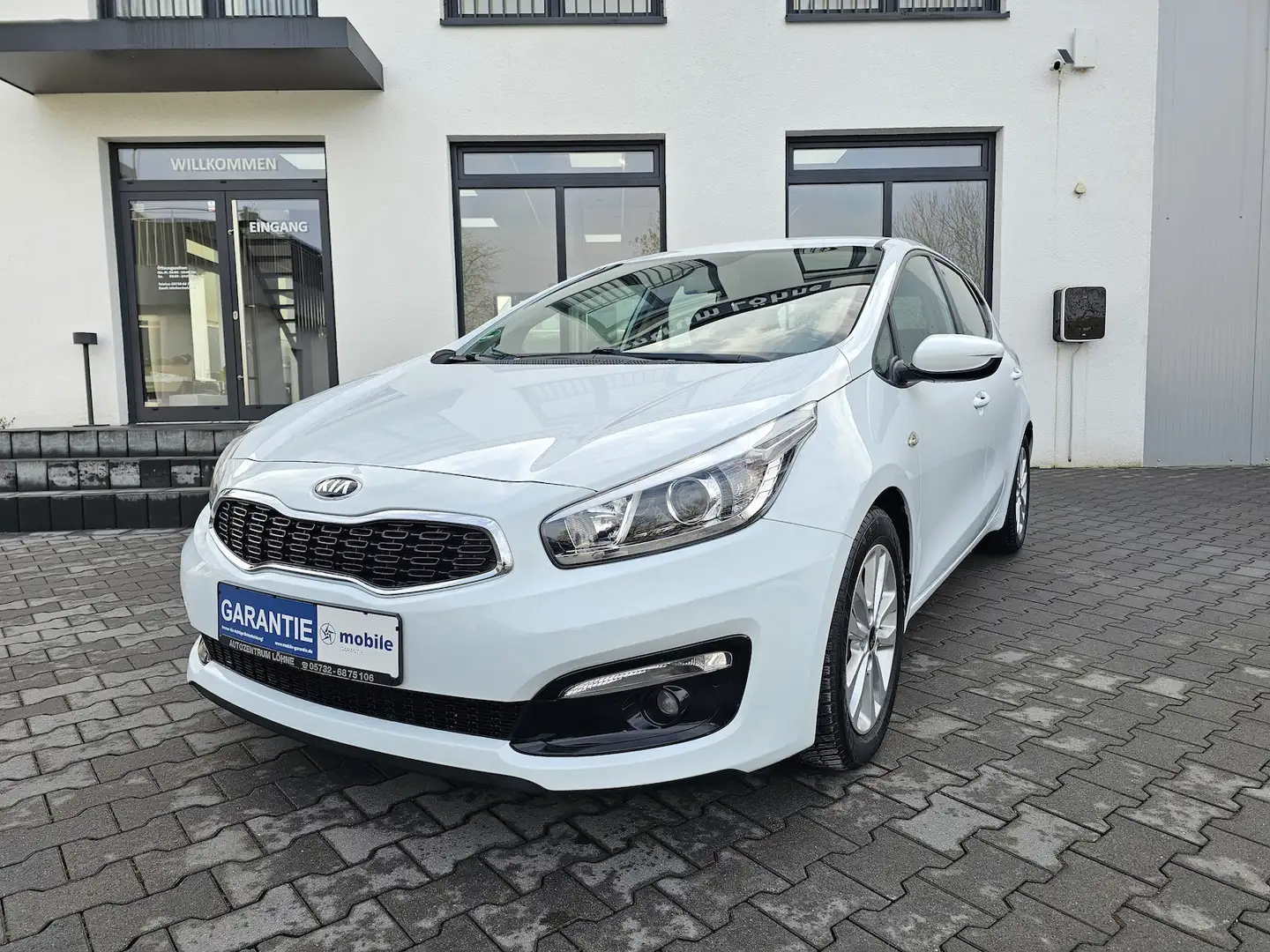 Kia Ceed / cee'd cee´d 1.6 CRDI Edition 7 AHK KLIMA AUS 2.HAND Weiß - 1
