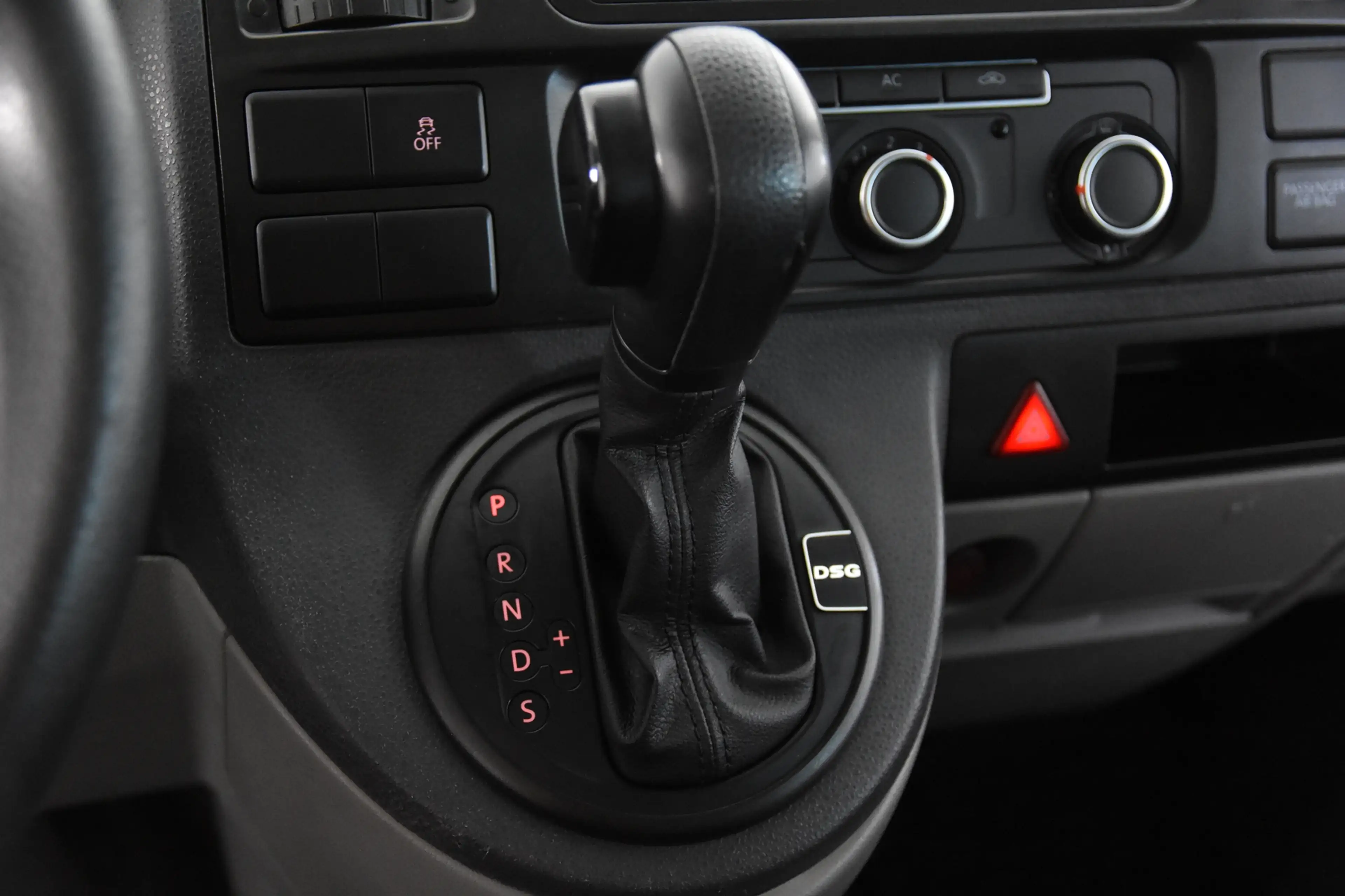 Volkswagen T5 Transporter 2.0 TDI Automaat *Rolstoelbus* — photo 13