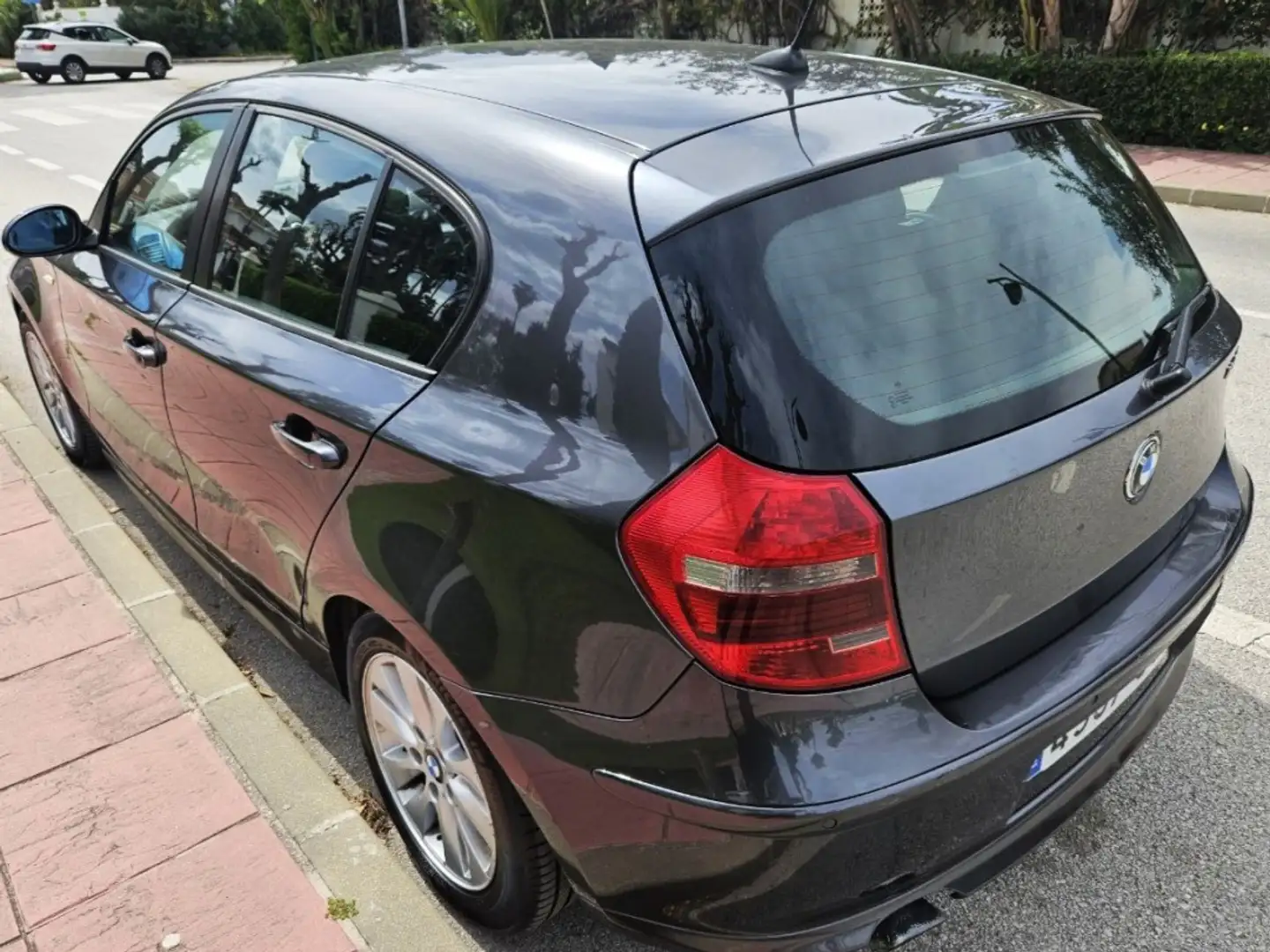 BMW BMW Serie 1 Berlina  Automático de 5 Puertas Gris - 2