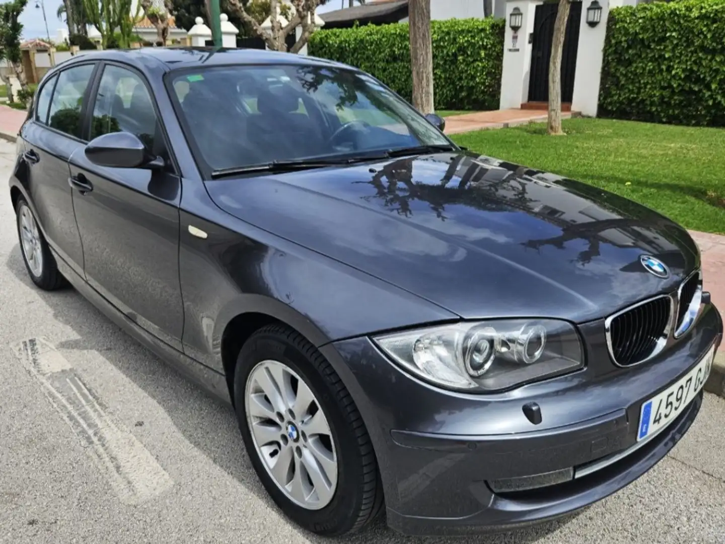 BMW BMW Serie 1 Berlina  Automático de 5 Puertas Gris - 1