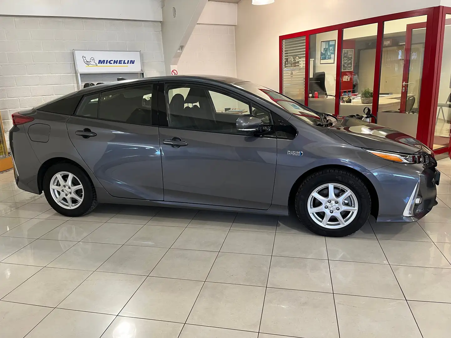 Toyota Prius 1.8i VVT-i PHEV Business 5pl. CVT(EU6.2) PLUG IN Сірий - 1