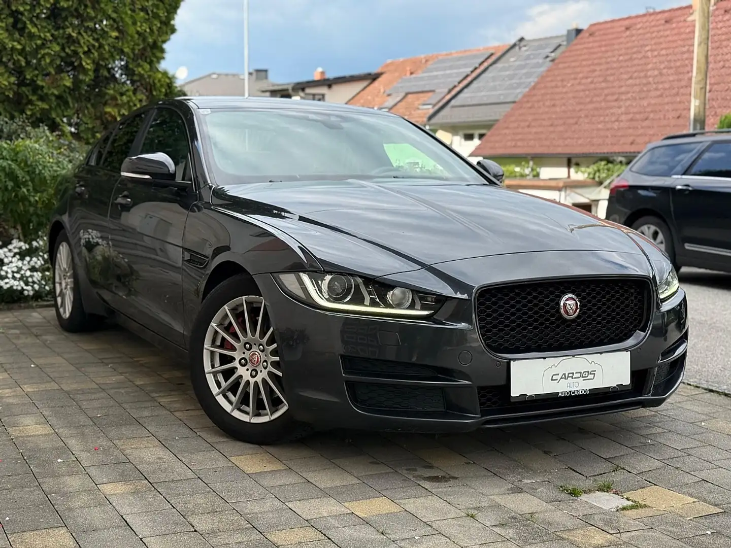 Jaguar XE E-Performance Prestige Aut. Grau - 1