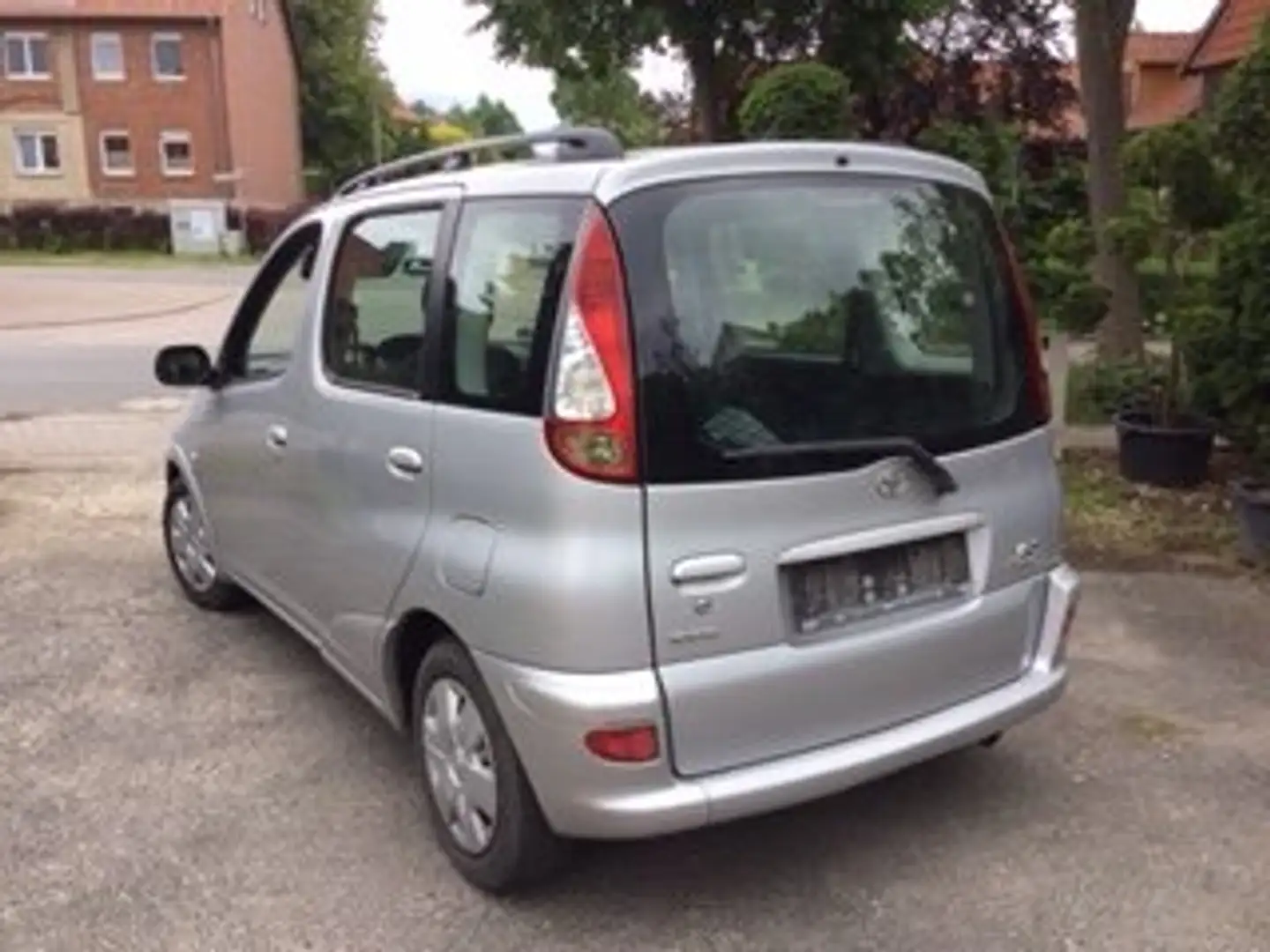 Toyota Yaris Yaris Verso Verso 1.3 srebrna - 1