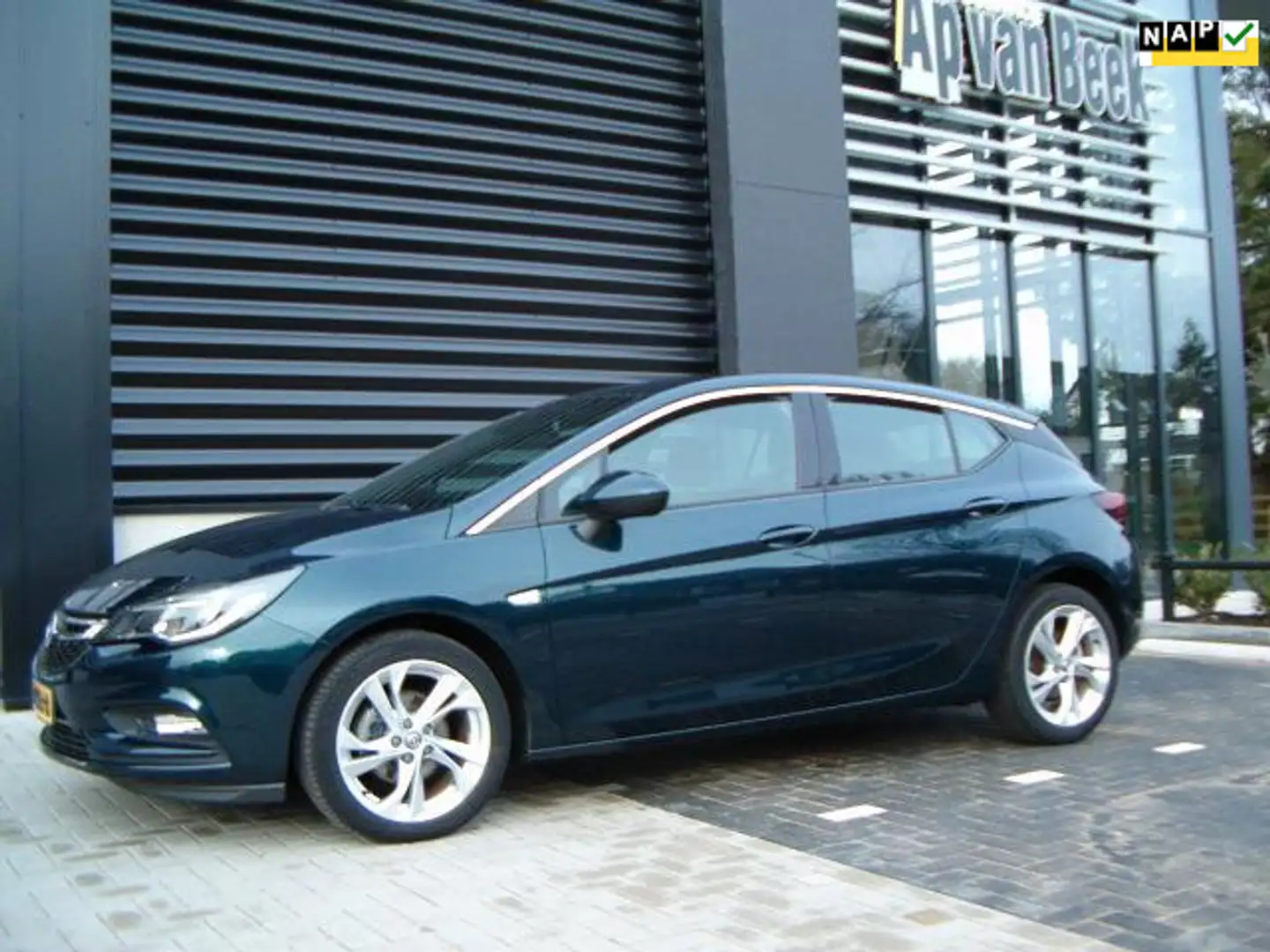 Opel Astra 1.4 Business+ Climate-control Groen - 1