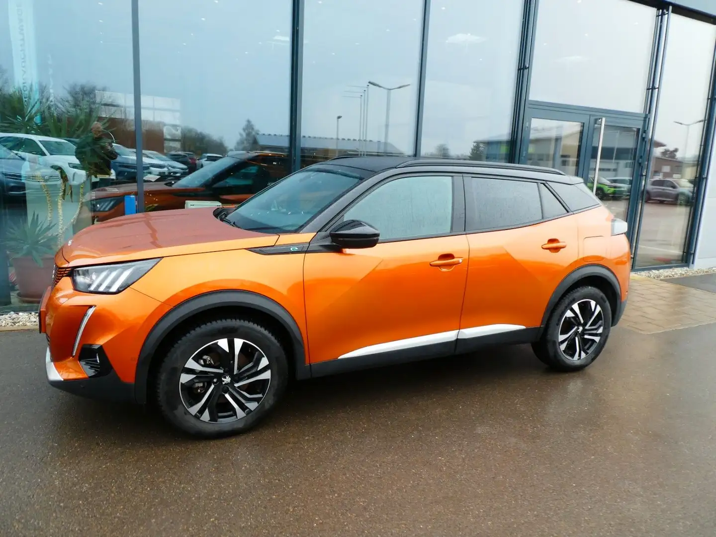 Peugeot 2008 e- GT, Klima, Kamera, Navi, PDC, SHZ Orange - 2
