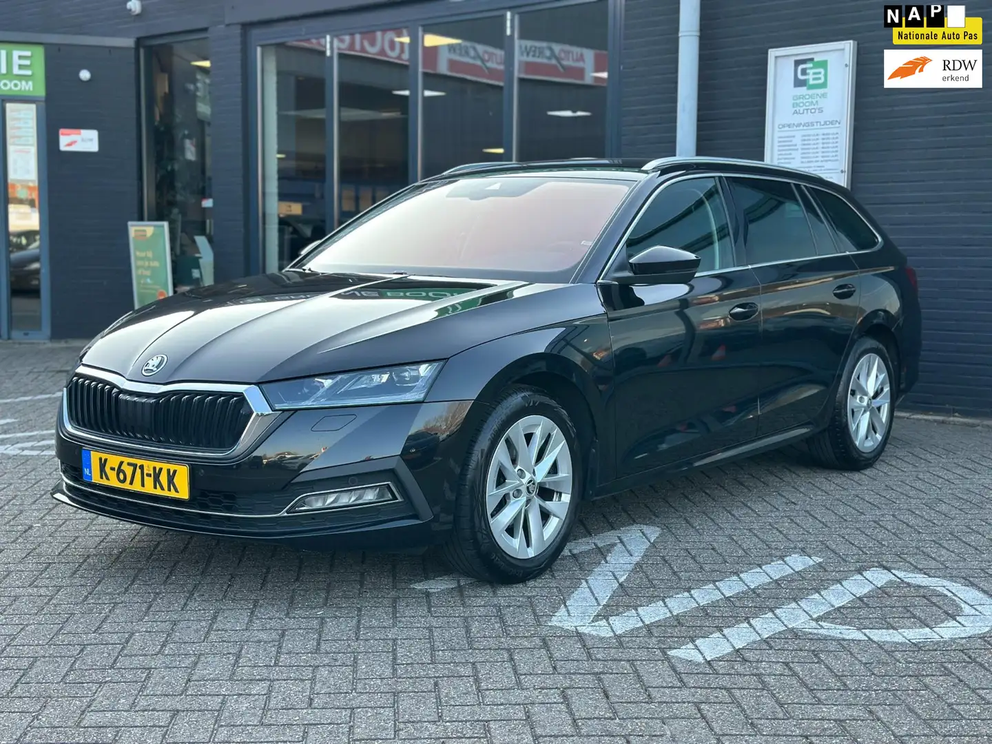 Skoda Octavia Combi 1.0 e-TSI Business Edition Plus/1STE EIG/NAV Noir - 1
