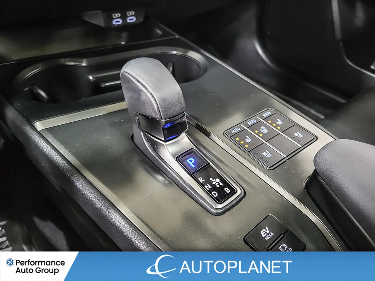 Lexus UX снимка Lexus UX