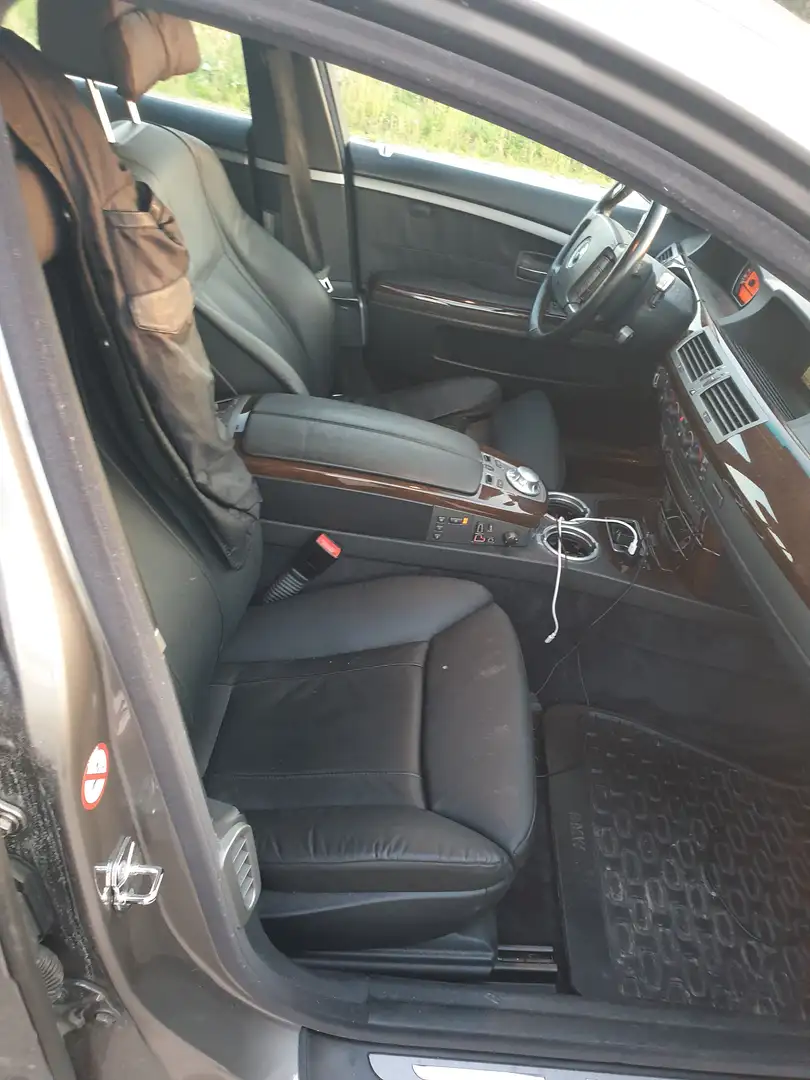 BMW 745 745i - 2