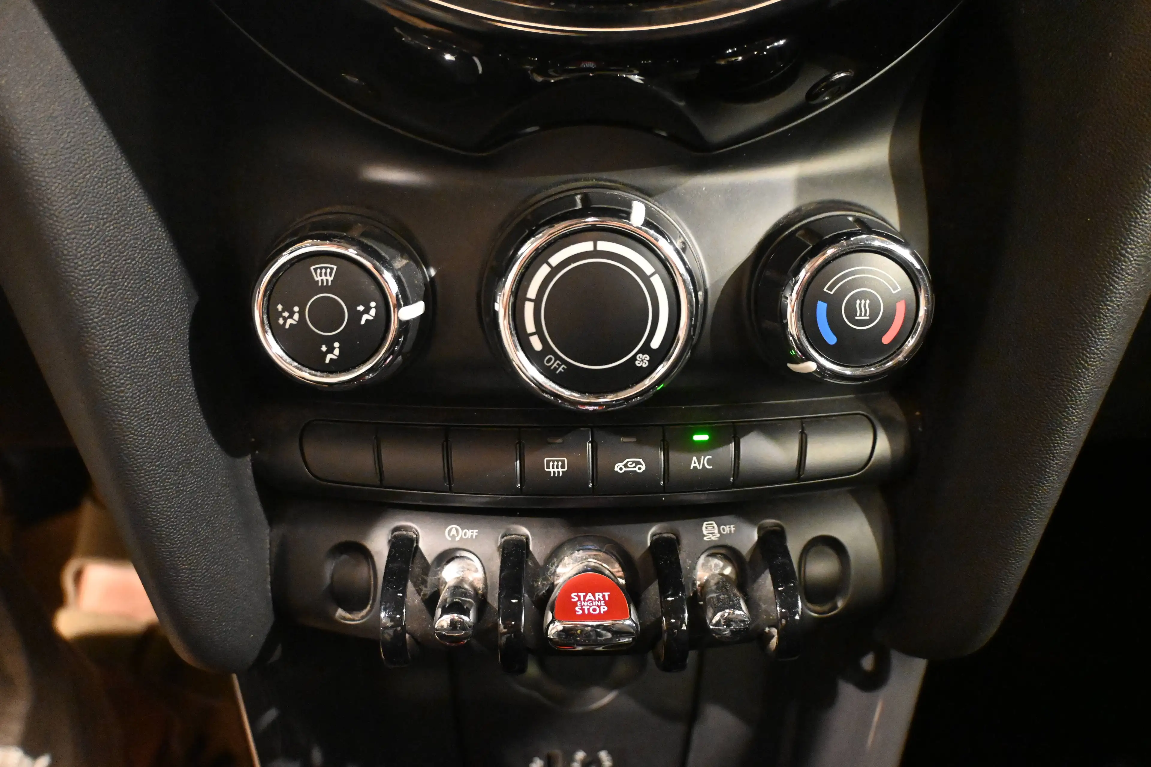 MINI Cooper D 1.5 Cooper D  5 PORTES / 5 DEUREN / GPS NAVIGATION / BLUEOOTH / PDC !! — photo 14