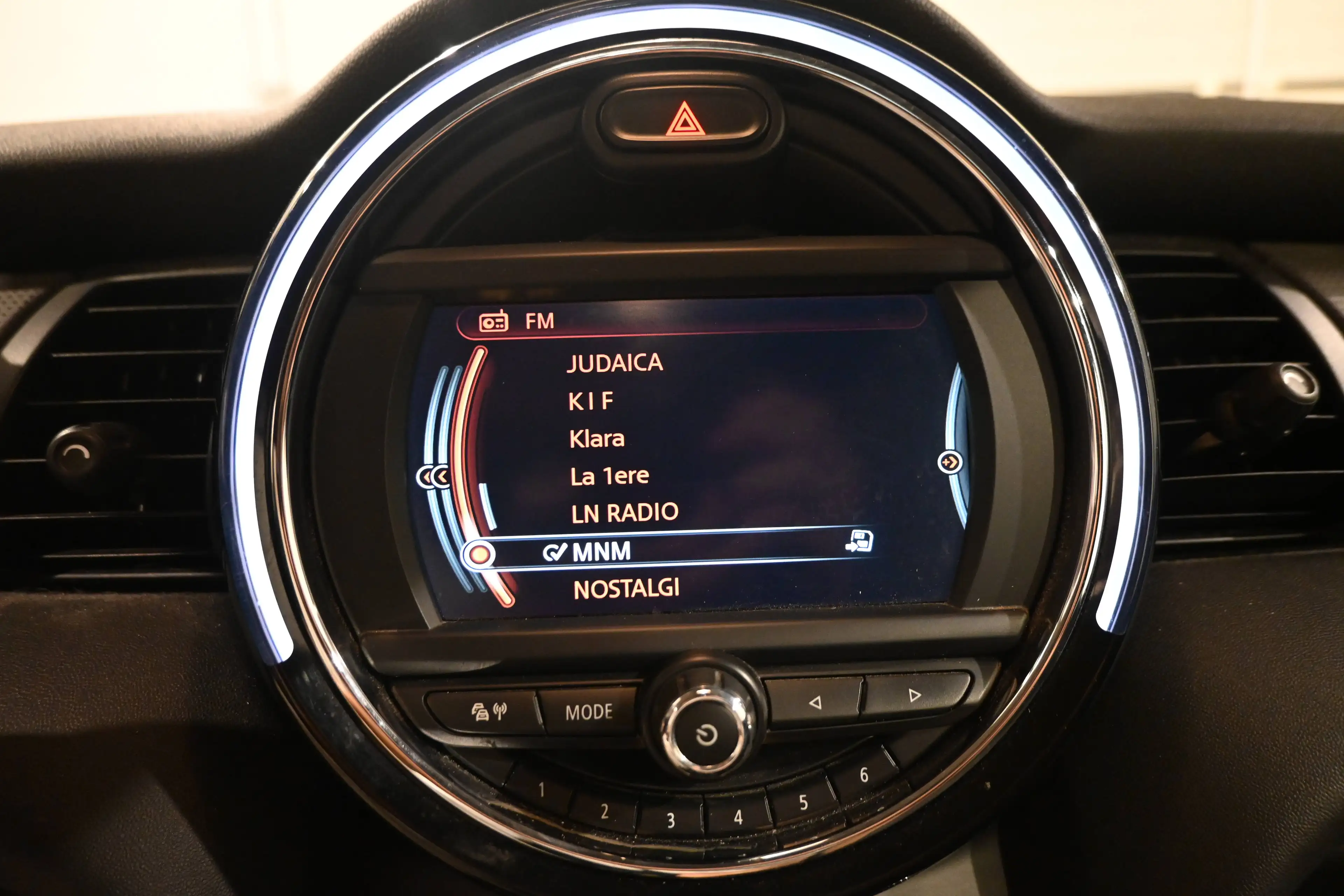 MINI Cooper D 1.5 Cooper D  5 PORTES / 5 DEUREN / GPS NAVIGATION / BLUEOOTH / PDC !! — photo 13