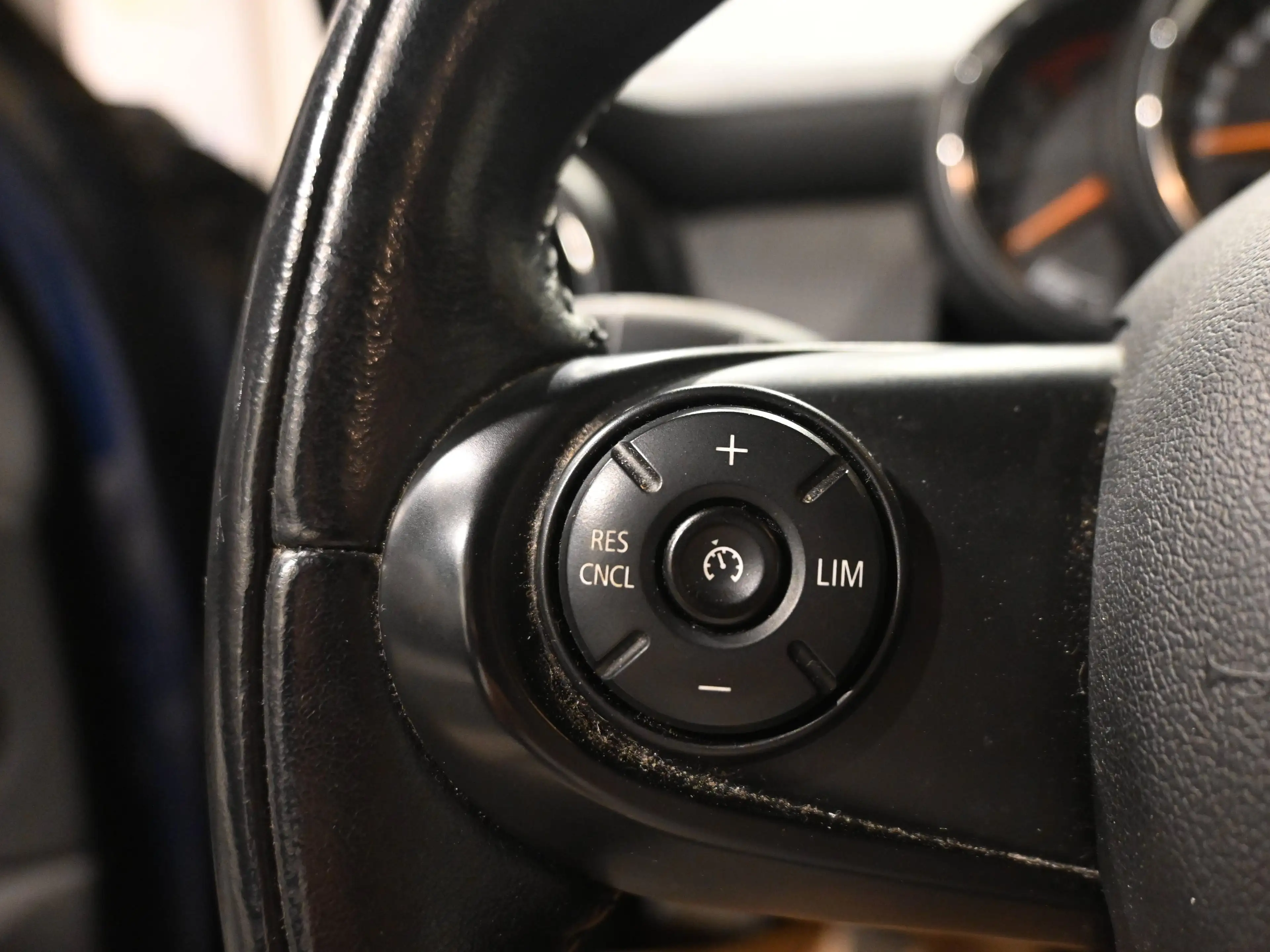 MINI Cooper D 1.5 Cooper D  5 PORTES / 5 DEUREN / GPS NAVIGATION / BLUEOOTH / PDC !! — photo 9
