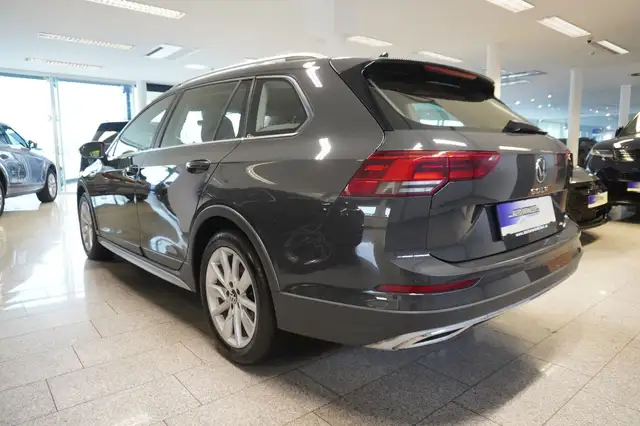 Volkswagen Golf view 4
