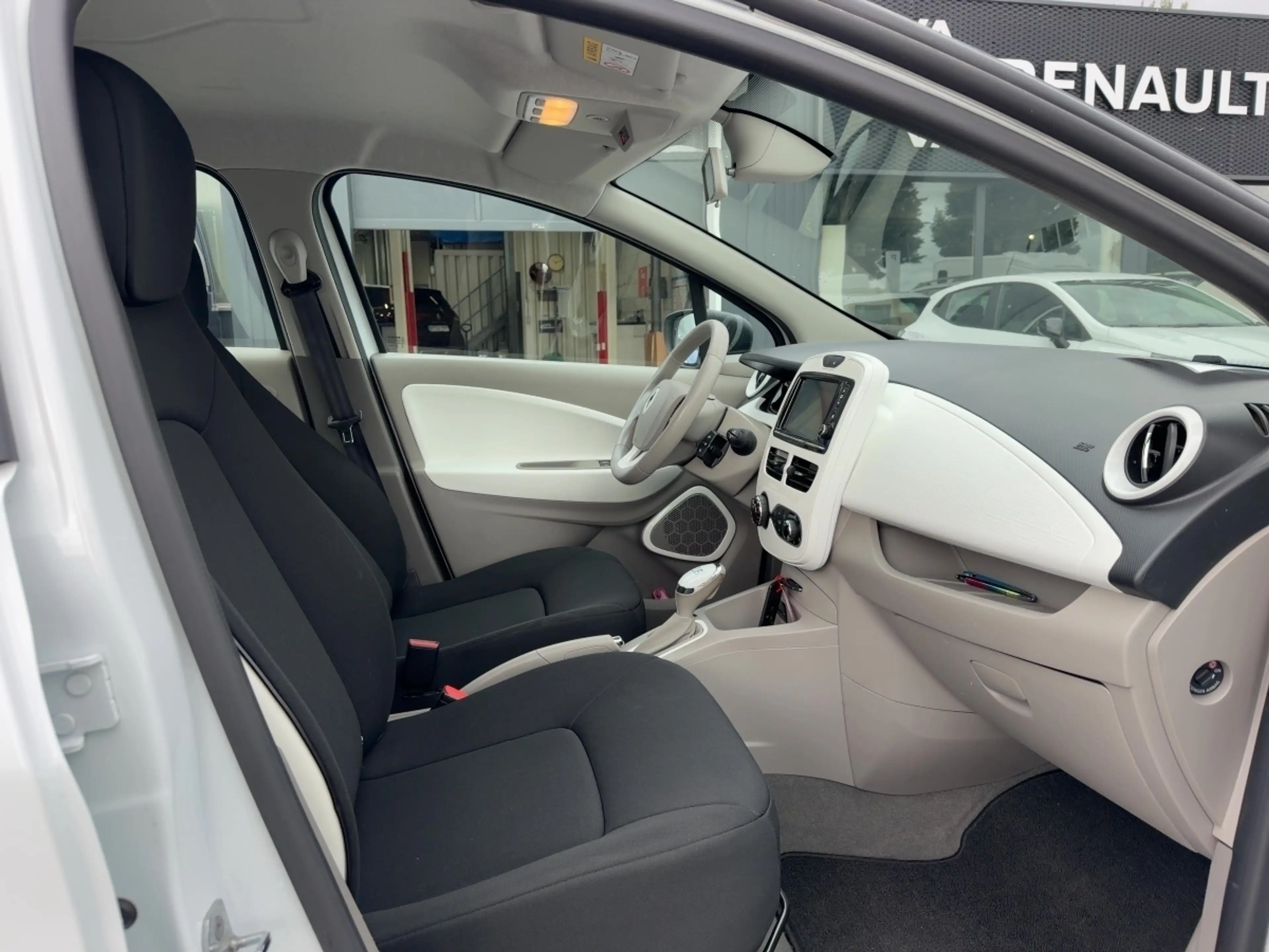 Renault ZOE Cargo — photo 11