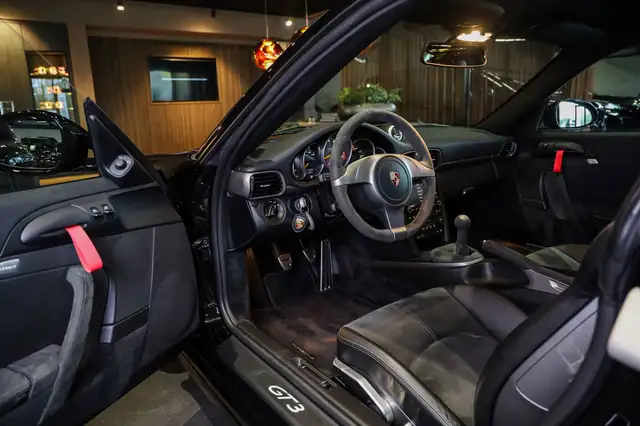 Porsche 911 view 4