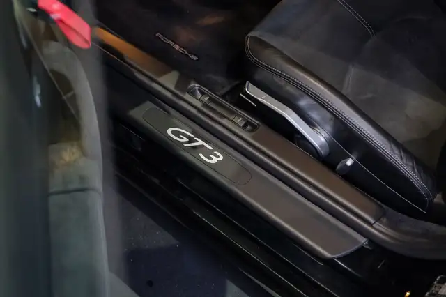 Porsche 911 view 7