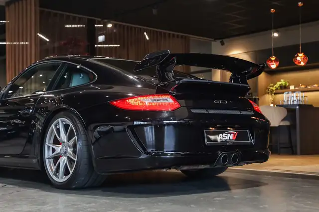 Porsche 911 view 3