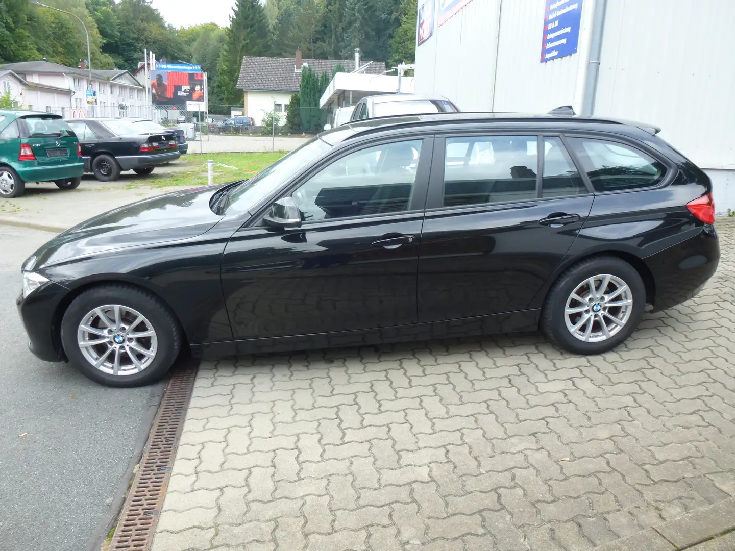 BMW 320 320d Touring xDrive Aut. Top Fahrzeug Schwarz - 2