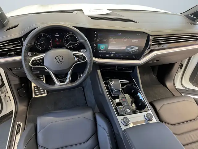 Volkswagen Touareg view 8