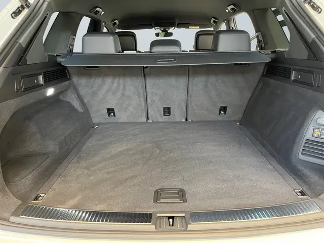 Volkswagen Touareg view 14