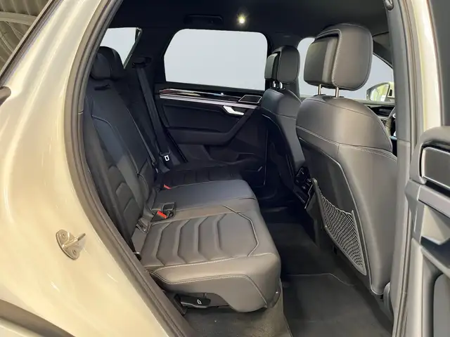 Volkswagen Touareg view 11