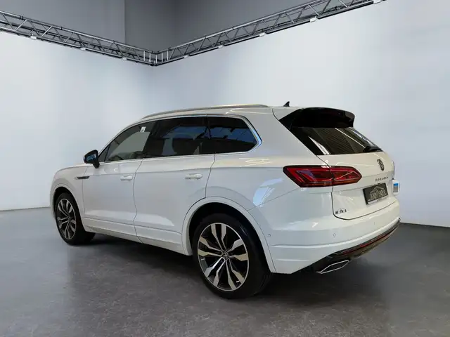 Volkswagen Touareg view 4