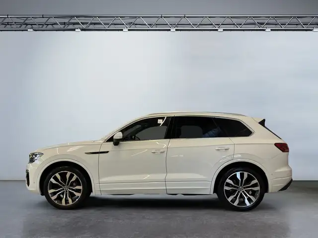 Volkswagen Touareg view 3