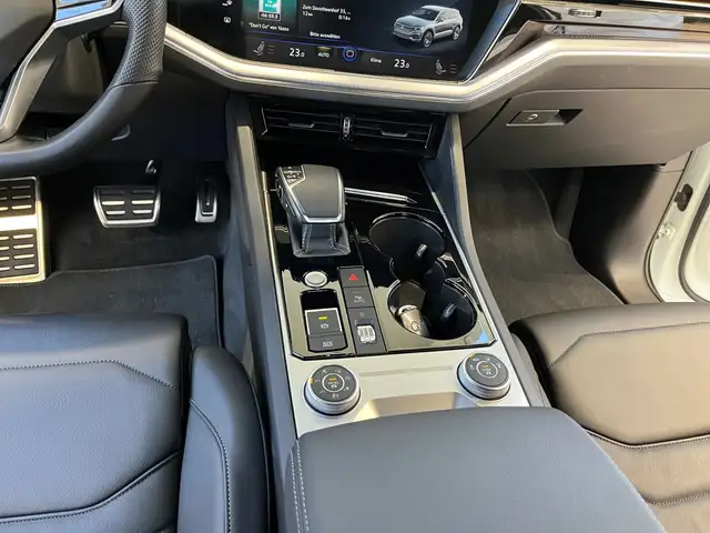 Volkswagen Touareg view 9
