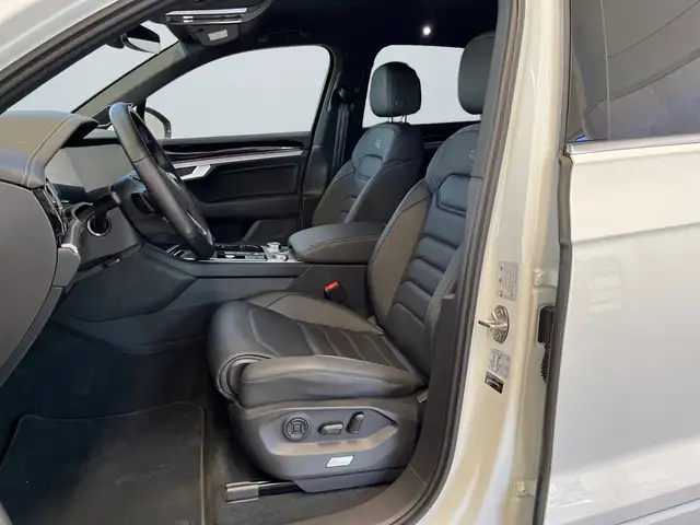 Volkswagen Touareg view 7