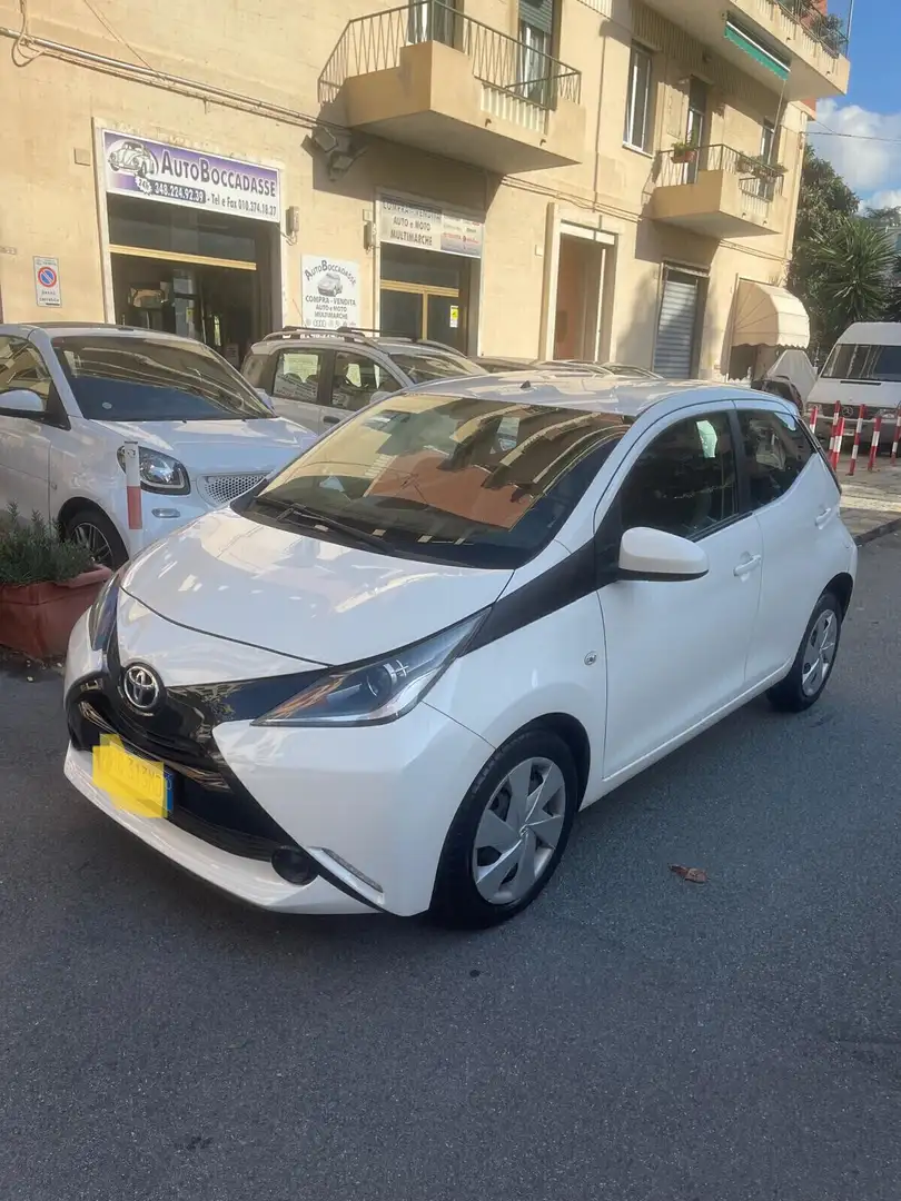 Toyota Aygo 1.0 VVT-i 69 CV 5 porte x-clusiv MMT Weiß - 2