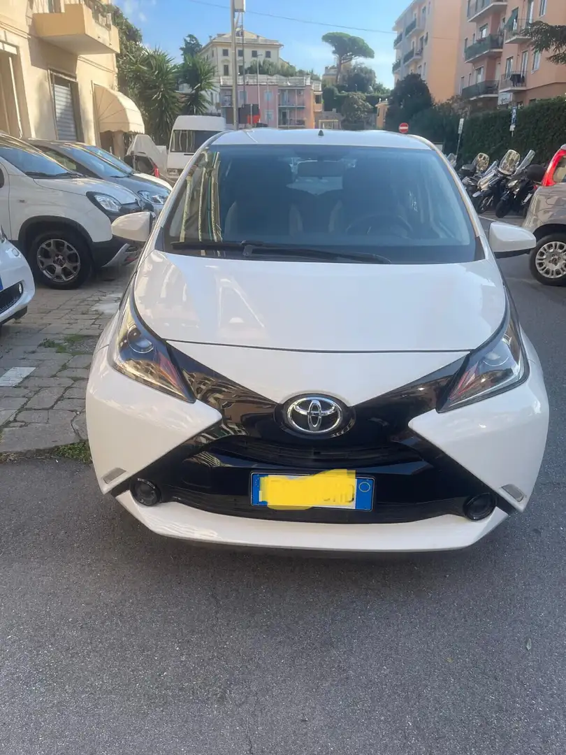 Toyota Aygo 1.0 VVT-i 69 CV 5 porte x-clusiv MMT Weiß - 1