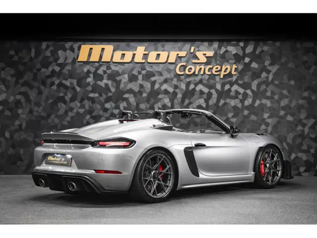 Porsche 718 Spyder view 3