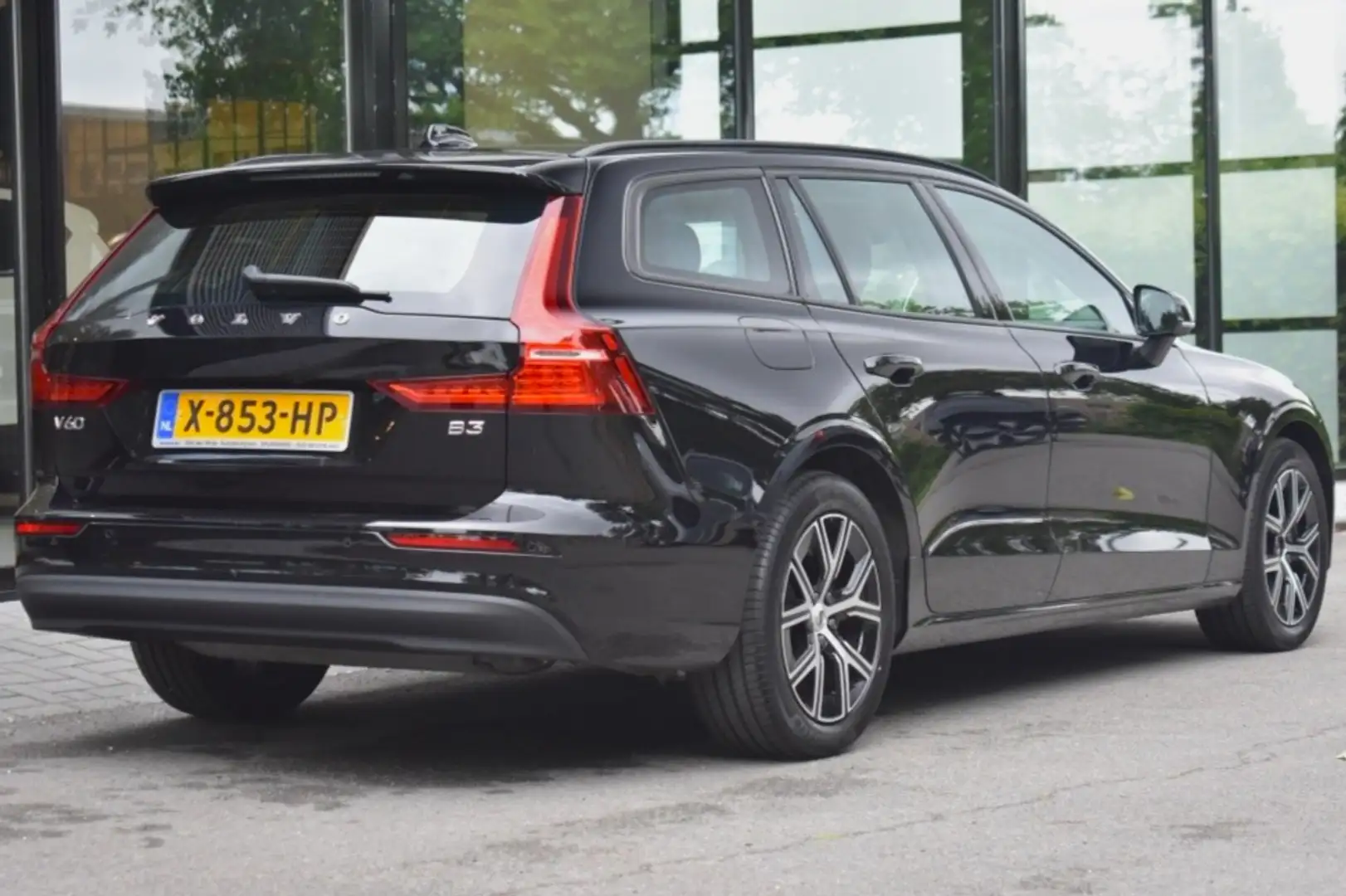 Volvo V60 B3 163pk Essential Edition | Park Assist | Google Noir - 2