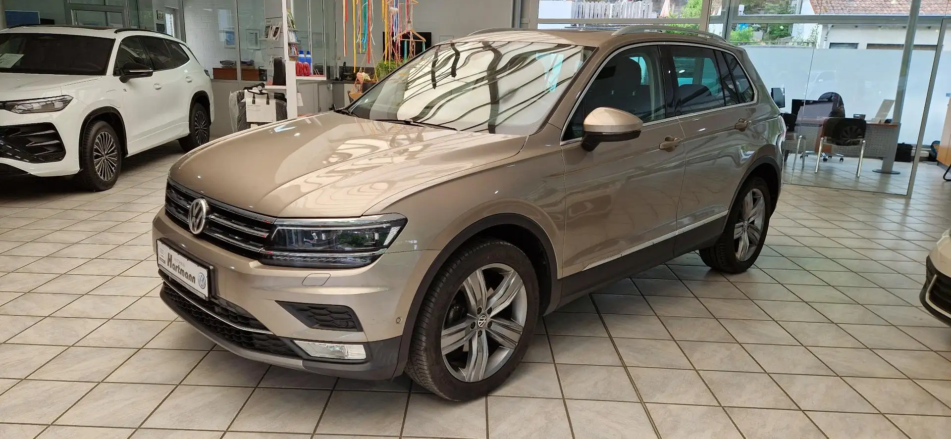 Volkswagen Tiguan Highline 1,4TSI DSG 4M AHK PGD LED Nav RFK Grau - 1