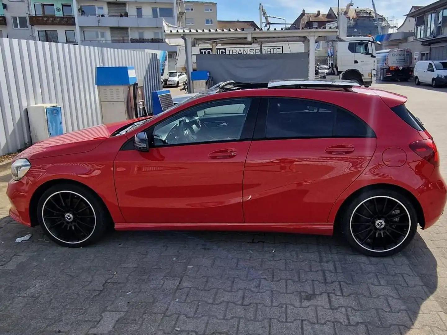 Mercedes-Benz A 200 d AMG Line Rot - 1