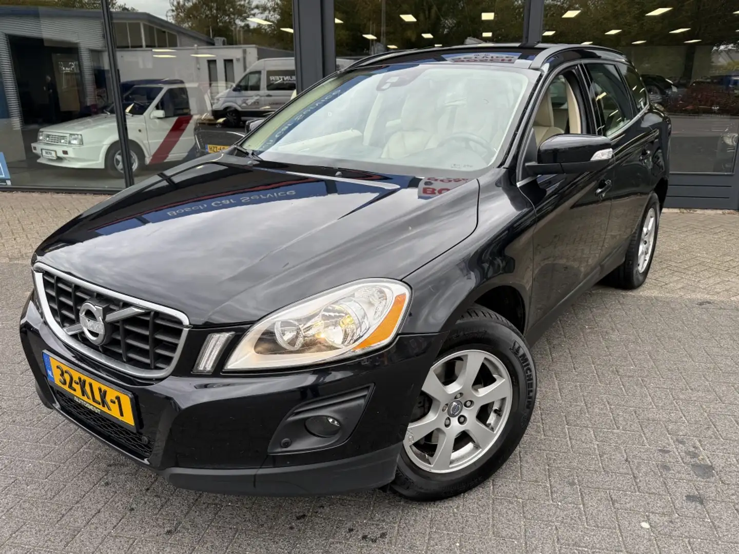 Volvo XC60 2.4D Momentum 5 cilinder automaat Noir - 1