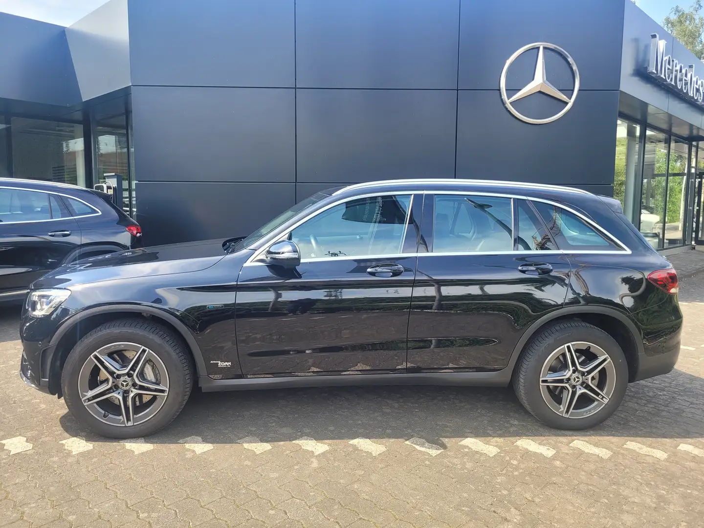Mercedes-Benz GLC 300 e 4Matic 9G-TRONIC AMG Line Schwarz - 2