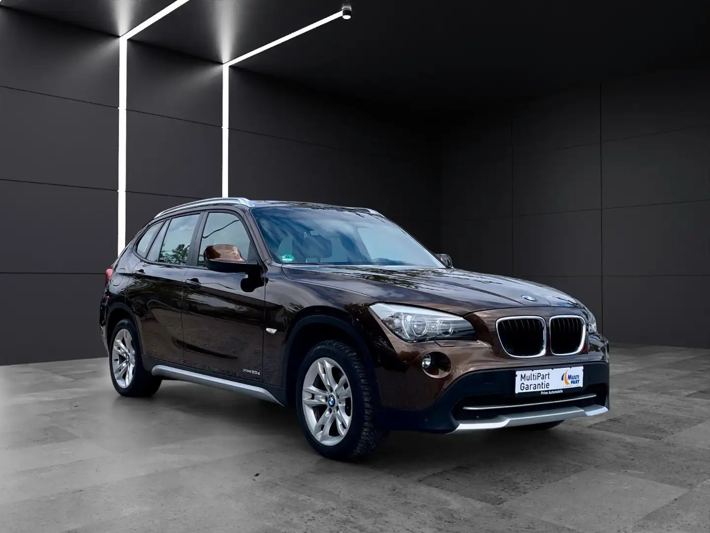 BMW X1 20 d xDrive Automatik~SHZ~Xenon~R.Kamera~PDC Braun - 1