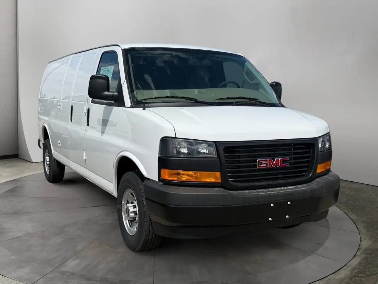 GMC Savana снимка GMC Savana