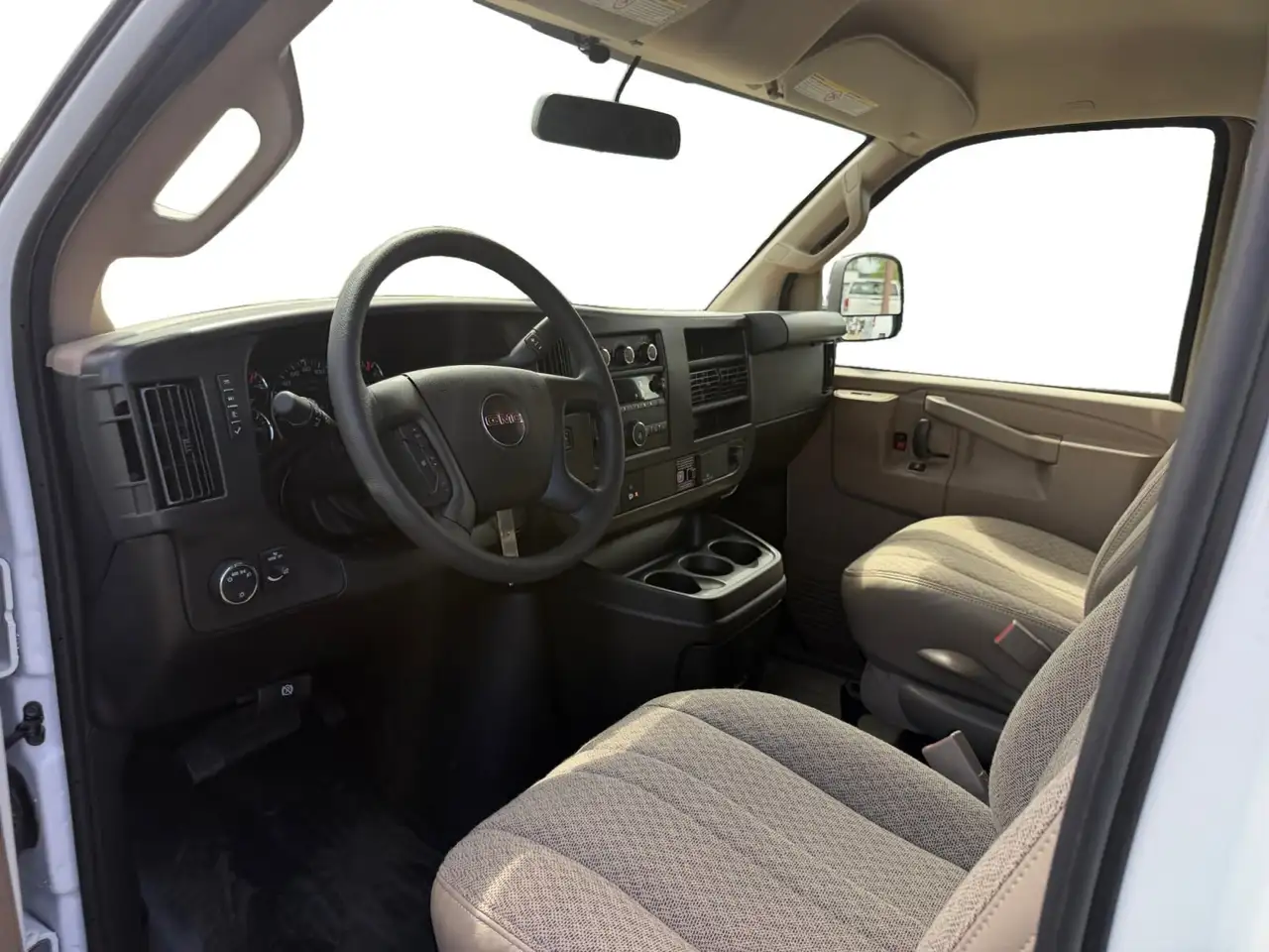 GMC Savana снимка GMC Savana