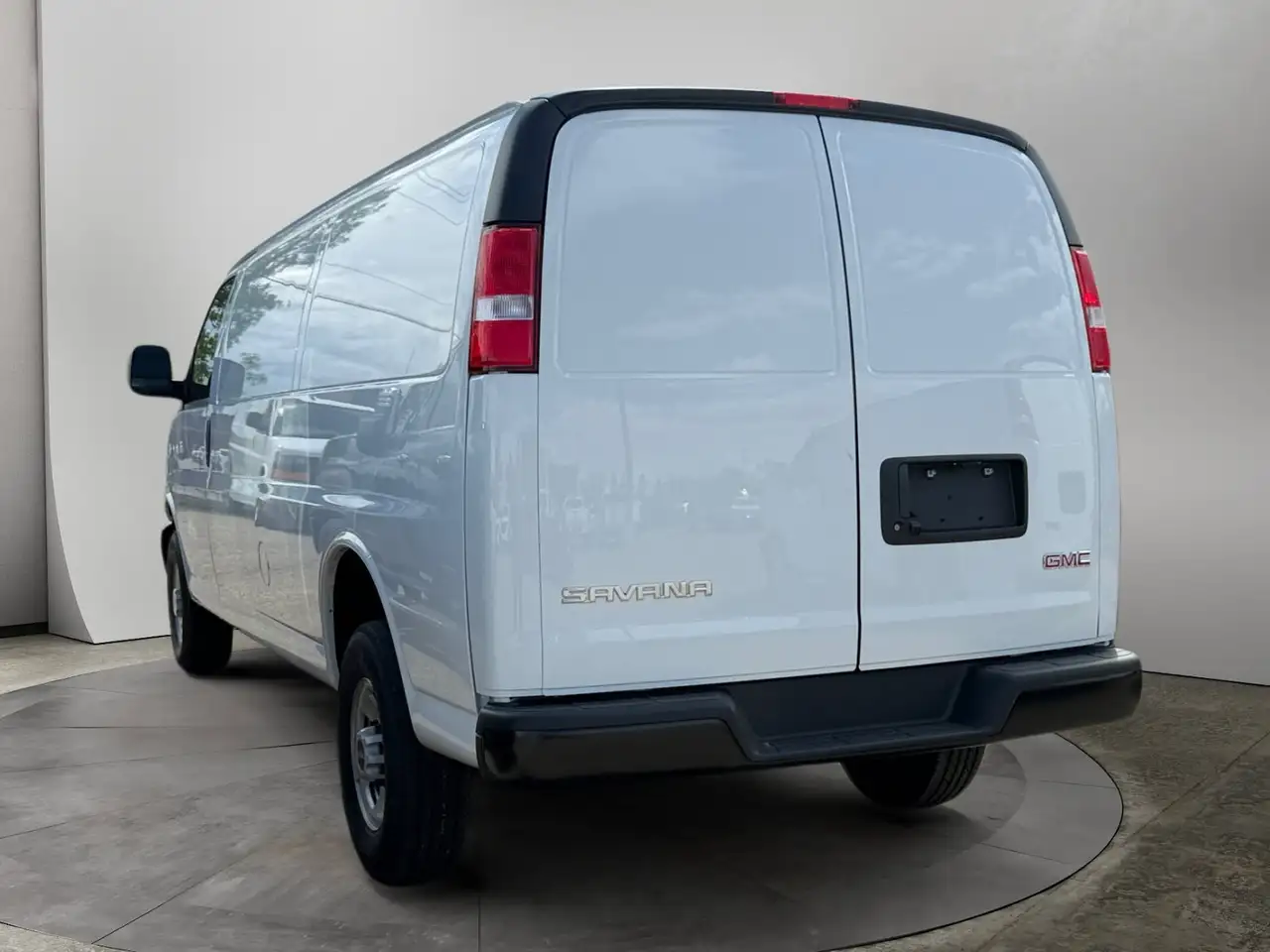 GMC Savana снимка GMC Savana