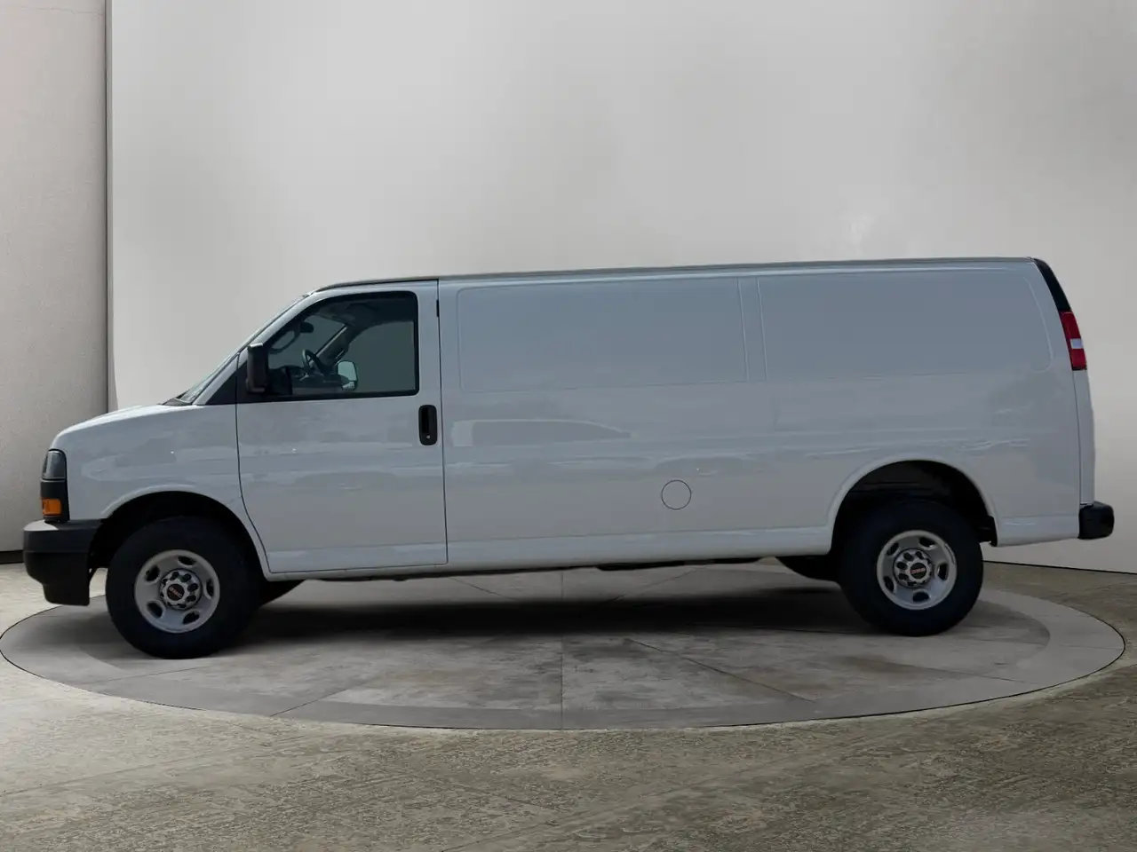 GMC Savana снимка GMC Savana
