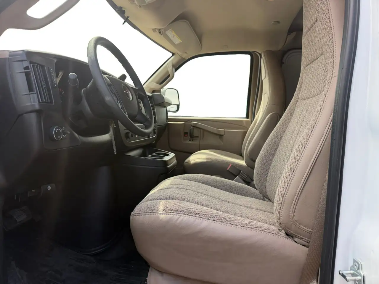 GMC Savana снимка GMC Savana