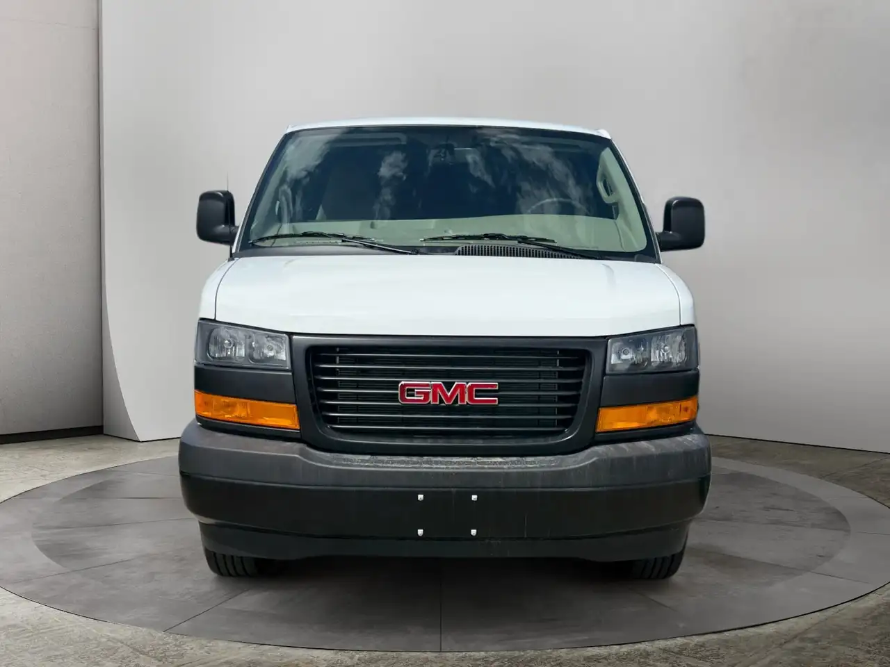 GMC Savana снимка GMC Savana
