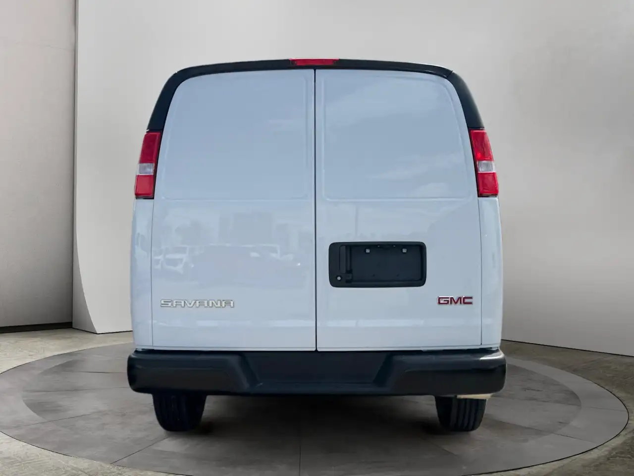 GMC Savana снимка GMC Savana